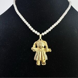 Pearl necklace with a vintage charm